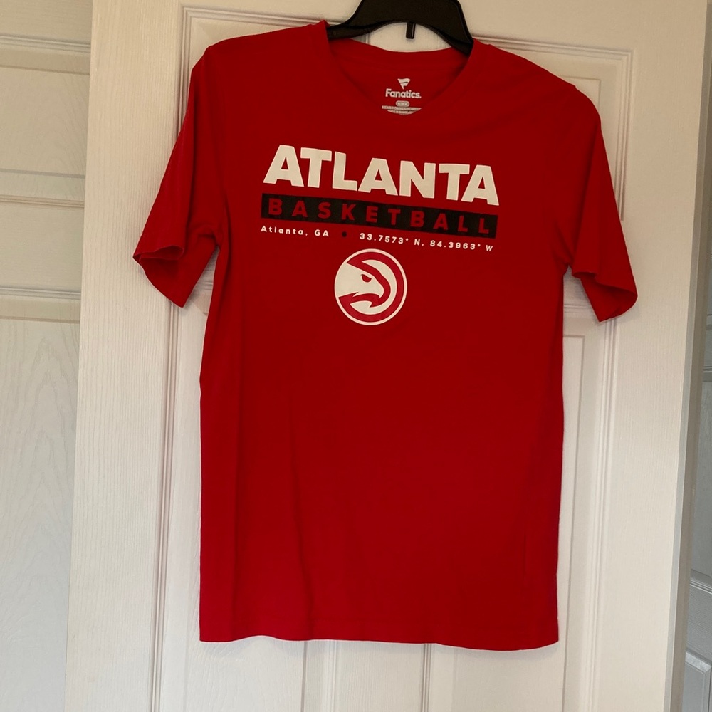 Fanatics Red Atlanta Basketball Short Sleeve Tee